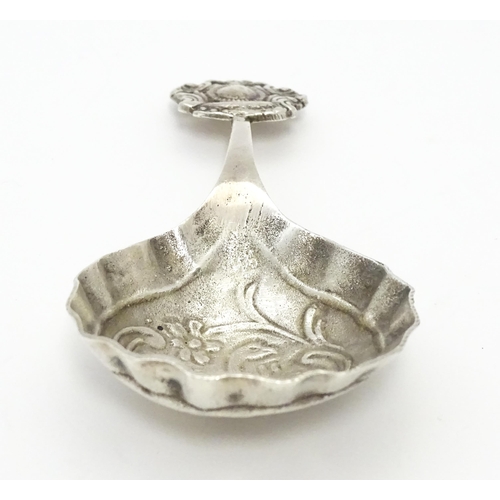 399 - A Continental silver caddy spoon with swan decoration to bowl. Marked Sterling. Approx 3 1/2