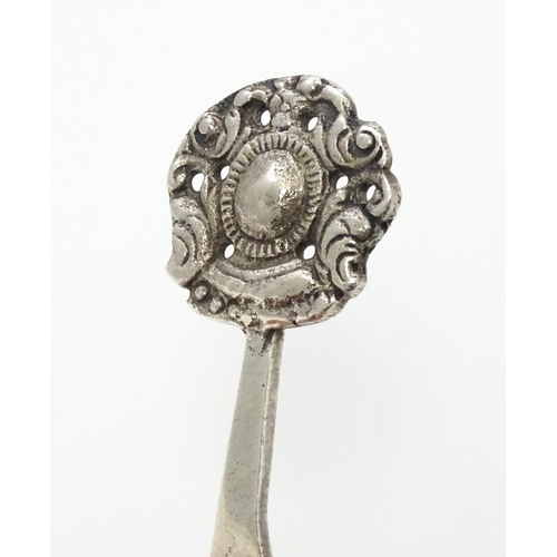 399 - A Continental silver caddy spoon with swan decoration to bowl. Marked Sterling. Approx 3 1/2