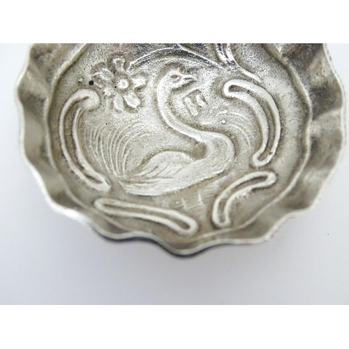 399 - A Continental silver caddy spoon with swan decoration to bowl. Marked Sterling. Approx 3 1/2