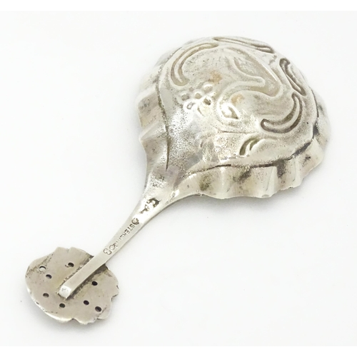 399 - A Continental silver caddy spoon with swan decoration to bowl. Marked Sterling. Approx 3 1/2