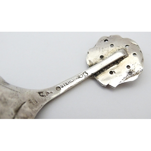 399 - A Continental silver caddy spoon with swan decoration to bowl. Marked Sterling. Approx 3 1/2