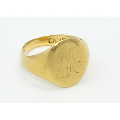 577 - An 18ct gold ring. Ring size approx. M 1/2 (Approx 6.9g)