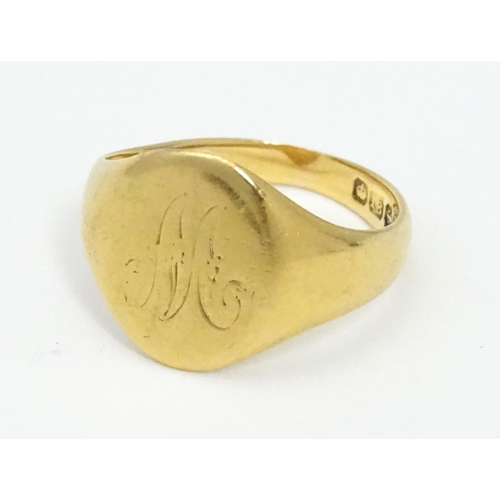 577 - An 18ct gold ring. Ring size approx. M 1/2 (Approx 6.9g)