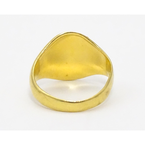 577 - An 18ct gold ring. Ring size approx. M 1/2 (Approx 6.9g)