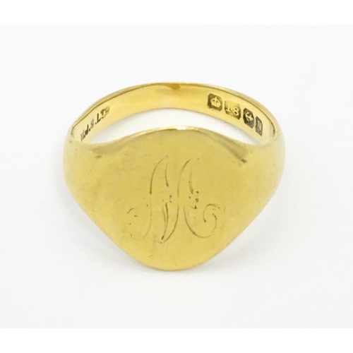 577 - An 18ct gold ring. Ring size approx. M 1/2 (Approx 6.9g)