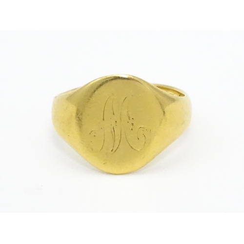 577 - An 18ct gold ring. Ring size approx. M 1/2 (Approx 6.9g)