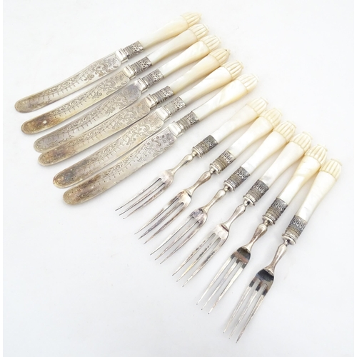 1090 - A cased set of silver plate fish eaters with mother of pearl handles and silver collars. Case approx... 