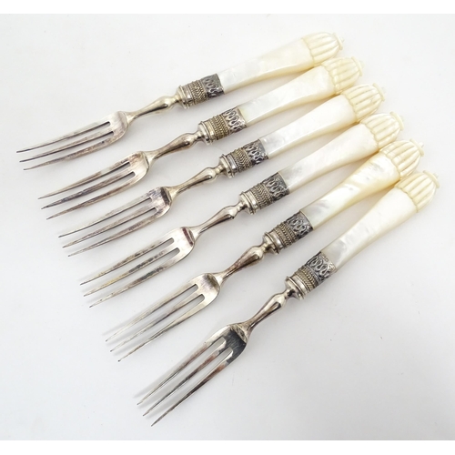 1090 - A cased set of silver plate fish eaters with mother of pearl handles and silver collars. Case approx... 