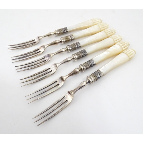 1090 - A cased set of silver plate fish eaters with mother of pearl handles and silver collars. Case approx... 