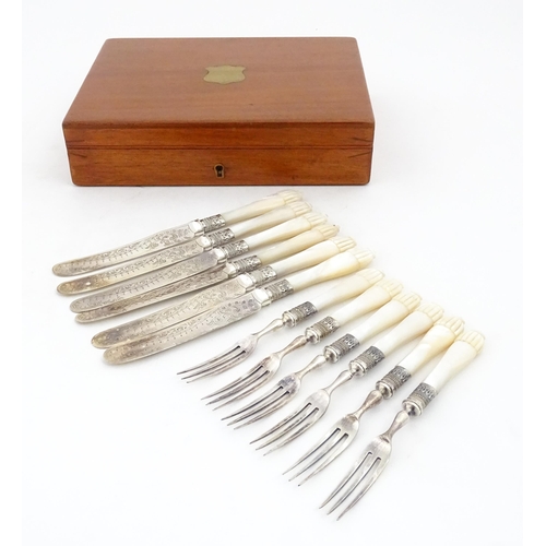 1090 - A cased set of silver plate fish eaters with mother of pearl handles and silver collars. Case approx... 