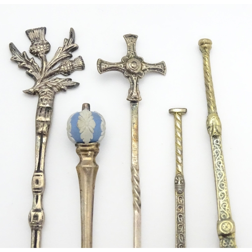 409 - Five assorted hallmarked silver spoons to include two silver gilt examples modelled as anointing spo... 