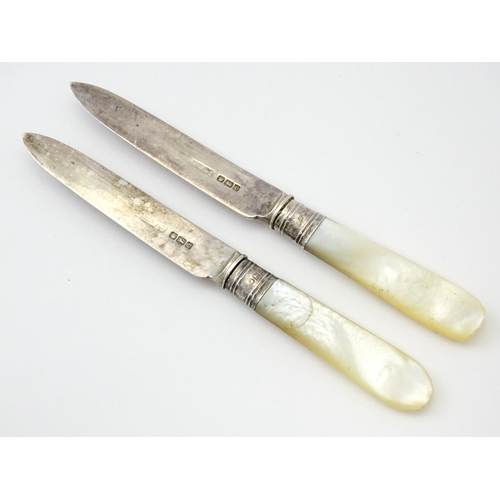 427 - A pair of silver knives with mother of pearl handles hallmarked Sheffield 1913, maker Mark Willis & ... 