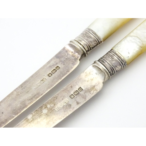 427 - A pair of silver knives with mother of pearl handles hallmarked Sheffield 1913, maker Mark Willis & ... 