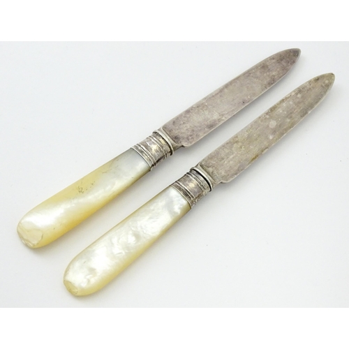 427 - A pair of silver knives with mother of pearl handles hallmarked Sheffield 1913, maker Mark Willis & ... 