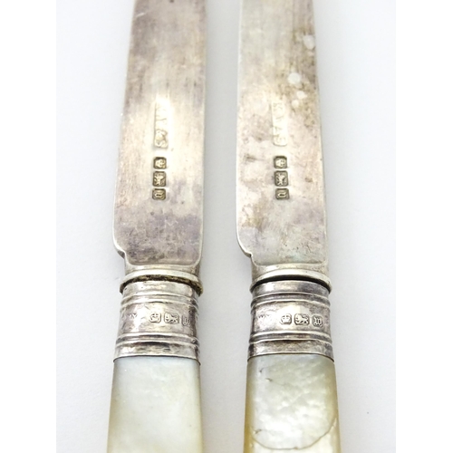 427 - A pair of silver knives with mother of pearl handles hallmarked Sheffield 1913, maker Mark Willis & ... 