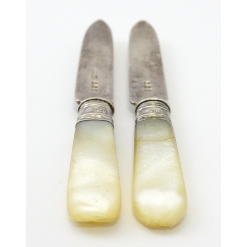 427 - A pair of silver knives with mother of pearl handles hallmarked Sheffield 1913, maker Mark Willis & ... 