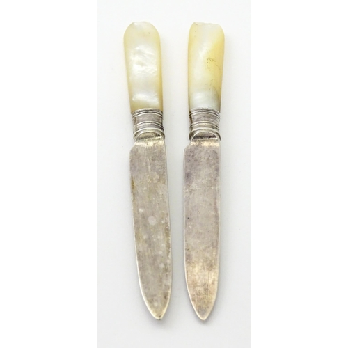 427 - A pair of silver knives with mother of pearl handles hallmarked Sheffield 1913, maker Mark Willis & ... 