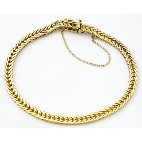 751 - A 9ct gold bracelet, approx 7 1/2