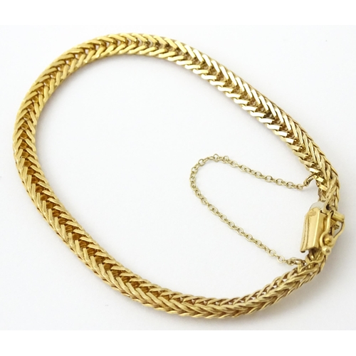 751 - A 9ct gold bracelet, approx 7 1/2