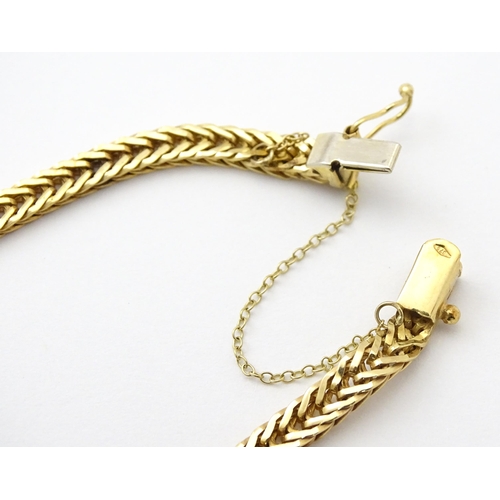 751 - A 9ct gold bracelet, approx 7 1/2