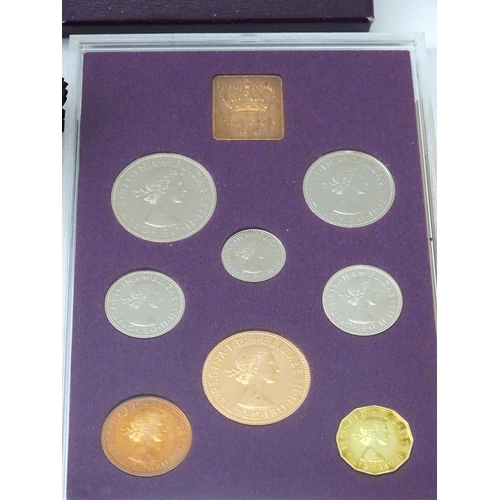 838 - Coins : A quantity of assorted coins / commemorative coins to include a 1970 set of coins of Great B... 