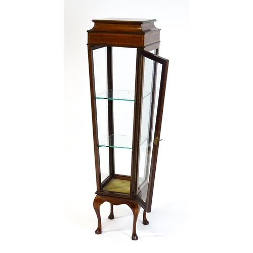 1486 - A late 19thC / early 20thC mahogany display cabinet with a crossbanded top above a tapering body rai... 