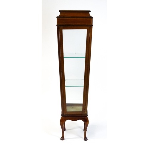 1486 - A late 19thC / early 20thC mahogany display cabinet with a crossbanded top above a tapering body rai... 