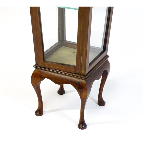 1486 - A late 19thC / early 20thC mahogany display cabinet with a crossbanded top above a tapering body rai... 