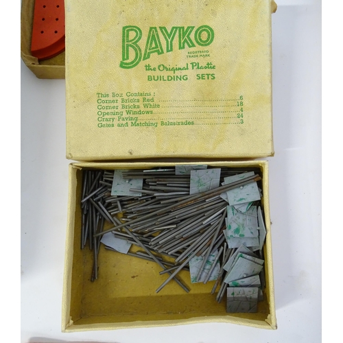 1295 - Toys: A quantity of 20thC loose Bayko building bricks, roof pieces and other components, with variou... 