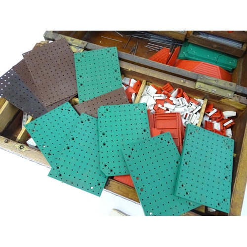 1295 - Toys: A quantity of 20thC loose Bayko building bricks, roof pieces and other components, with variou... 