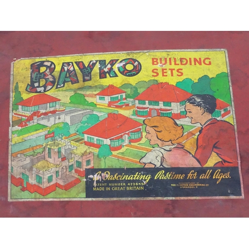 1295 - Toys: A quantity of 20thC loose Bayko building bricks, roof pieces and other components, with variou... 