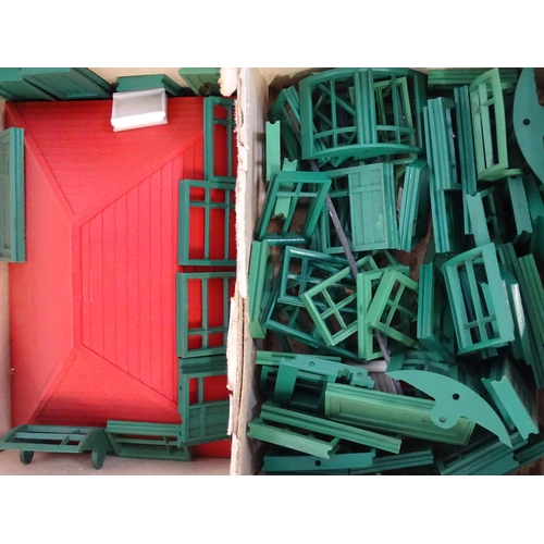 1295 - Toys: A quantity of 20thC loose Bayko building bricks, roof pieces and other components, with variou... 