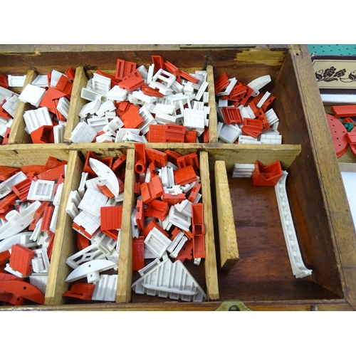 1295 - Toys: A quantity of 20thC loose Bayko building bricks, roof pieces and other components, with variou... 