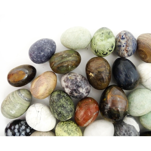 1072 - Natural History / Geology Interest: A quantity of polished hardstone specimen eggs, examples to incl... 