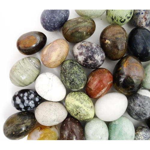 1072 - Natural History / Geology Interest: A quantity of polished hardstone specimen eggs, examples to incl... 