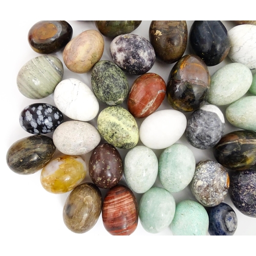 1072 - Natural History / Geology Interest: A quantity of polished hardstone specimen eggs, examples to incl... 