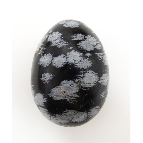 1072 - Natural History / Geology Interest: A quantity of polished hardstone specimen eggs, examples to incl... 