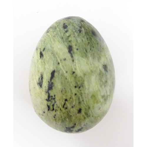 1072 - Natural History / Geology Interest: A quantity of polished hardstone specimen eggs, examples to incl... 