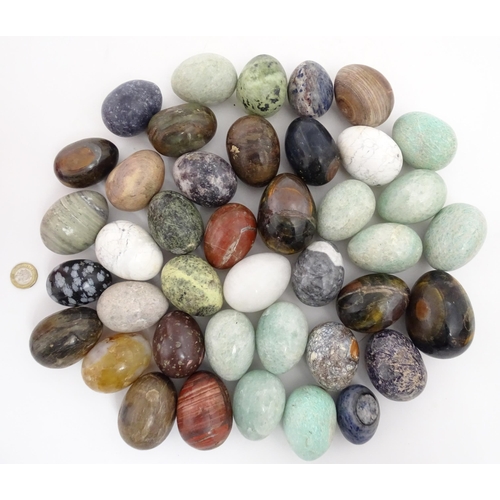 1072 - Natural History / Geology Interest: A quantity of polished hardstone specimen eggs, examples to incl... 