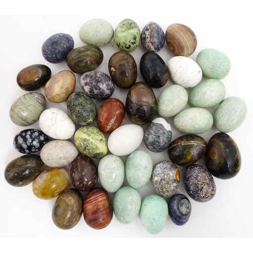 1072 - Natural History / Geology Interest: A quantity of polished hardstone specimen eggs, examples to incl... 