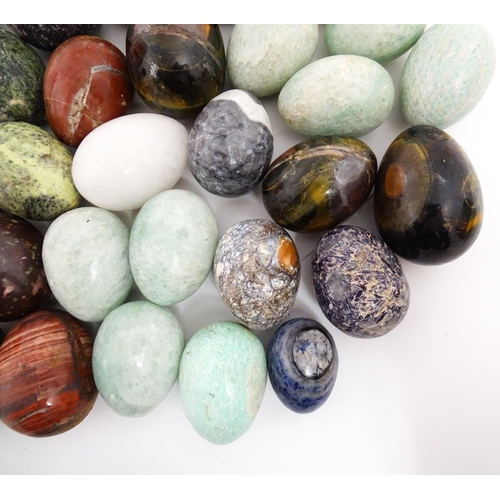 1072 - Natural History / Geology Interest: A quantity of polished hardstone specimen eggs, examples to incl... 