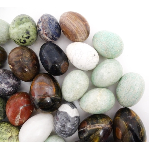 1072 - Natural History / Geology Interest: A quantity of polished hardstone specimen eggs, examples to incl... 