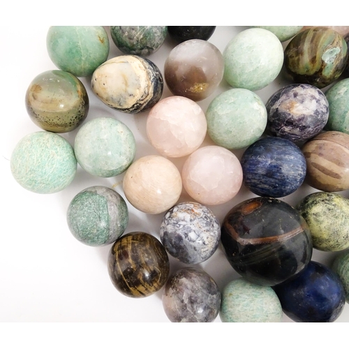 1073 - Natural History / Geology Interest: A quantity of polished hardstone specimen spheres, examples to i... 