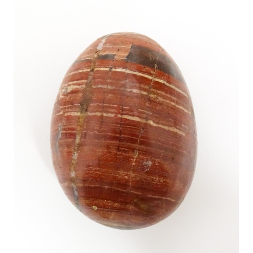 1074 - Natural History / Geology Interest: A quantity of polished hardstone specimen eggs, examples to incl... 