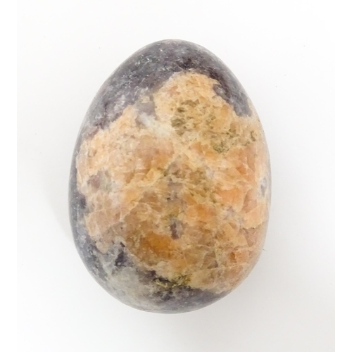 1074 - Natural History / Geology Interest: A quantity of polished hardstone specimen eggs, examples to incl... 