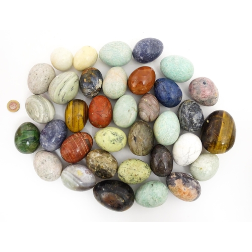 1074 - Natural History / Geology Interest: A quantity of polished hardstone specimen eggs, examples to incl... 