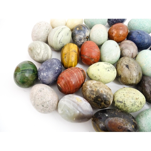 1074 - Natural History / Geology Interest: A quantity of polished hardstone specimen eggs, examples to incl... 