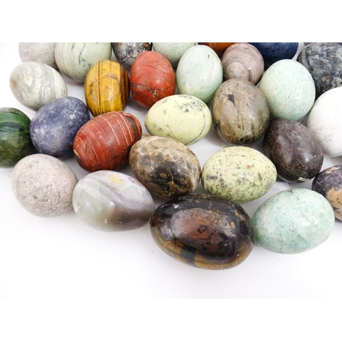 1074 - Natural History / Geology Interest: A quantity of polished hardstone specimen eggs, examples to incl... 