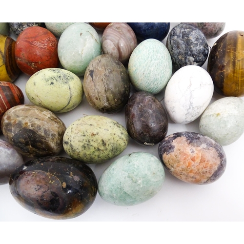 1074 - Natural History / Geology Interest: A quantity of polished hardstone specimen eggs, examples to incl... 