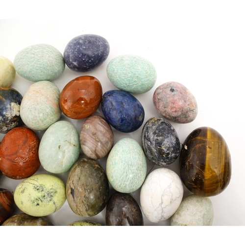 1074 - Natural History / Geology Interest: A quantity of polished hardstone specimen eggs, examples to incl... 